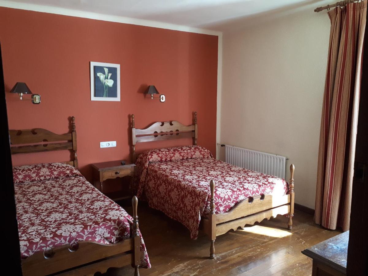 לקומברי Hostal Ayestaran I מראה חיצוני תמונה
