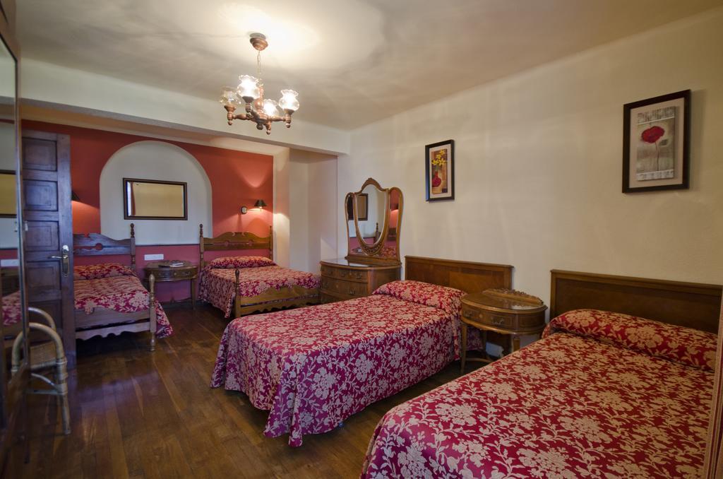 לקומברי Hostal Ayestaran I מראה חיצוני תמונה