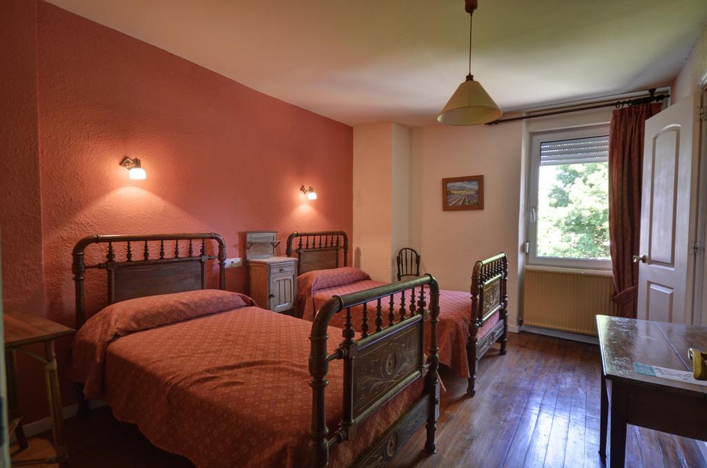 לקומברי Hostal Ayestaran I מראה חיצוני תמונה