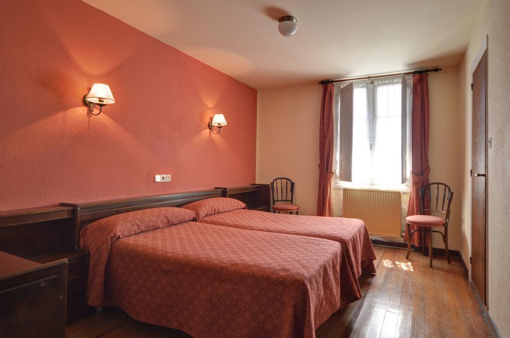 לקומברי Hostal Ayestaran I מראה חיצוני תמונה