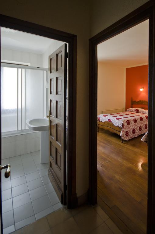 לקומברי Hostal Ayestaran I מראה חיצוני תמונה