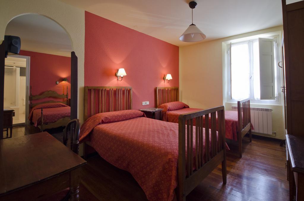 לקומברי Hostal Ayestaran I מראה חיצוני תמונה